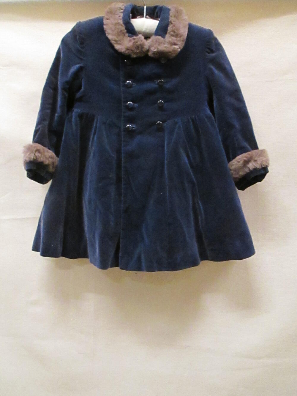 Jasje of mantel (meisje) voor de winter van blauw fluweel met garnering van lichtbruin konijnenbont…