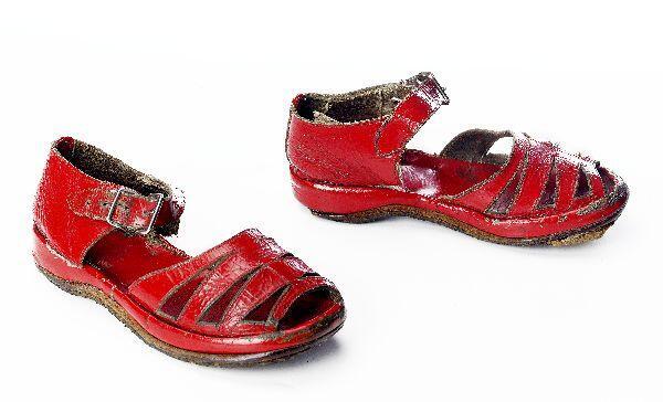Een paar schoenen (kind), sandalen van rood lakleer met gespsluiting op de enkel en rubber loopzool