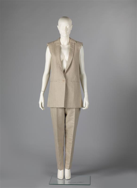 Mouwloos jasje, broek en collier uit de collectie "Complementair"