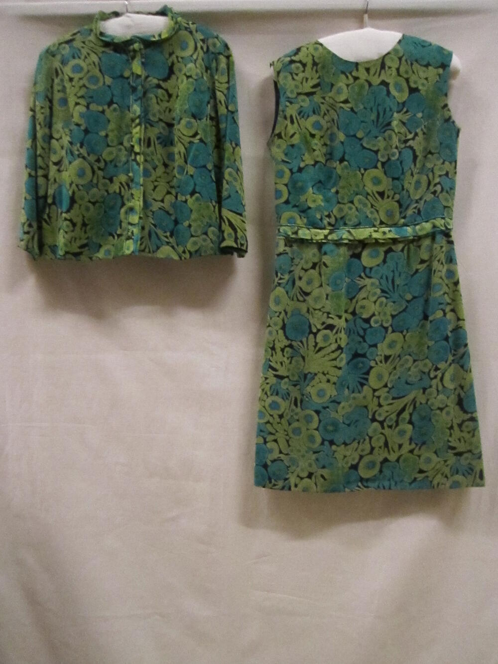 Ensemble van donkerblauwe zijden crêpe bedrukt met bloemmotief in aquablauw/groen tinten, bestaande…