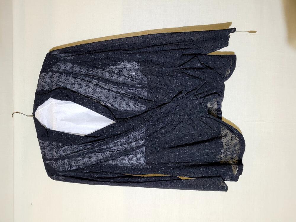 Blouse van zwarte kunstzijden crêpe met ingeweven bloemdessin, overslagmodel met draperie in de…