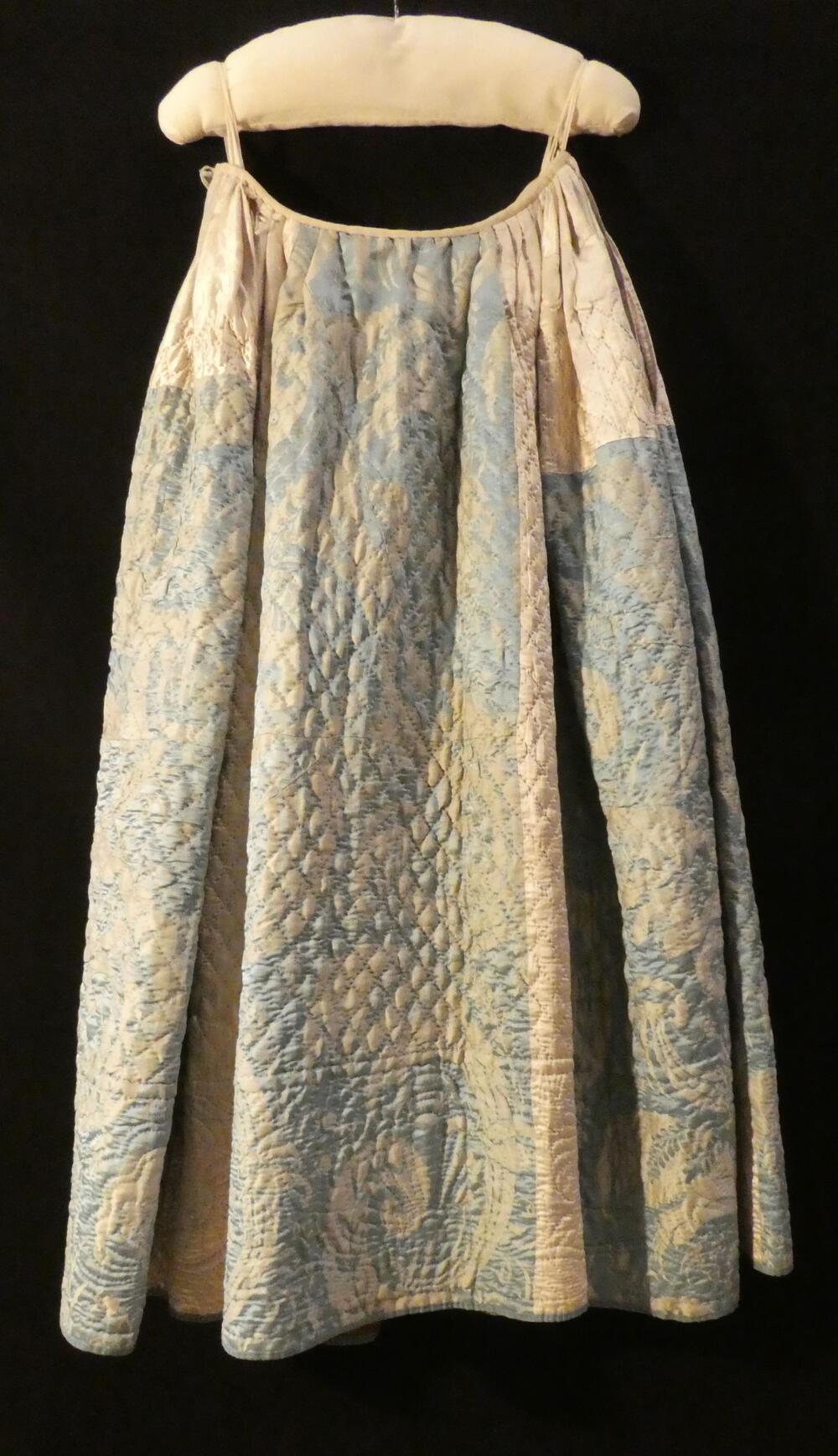 Rok van doorgestikte banen blauw/grijs damast afgewisseld met banen wit zijden satijn