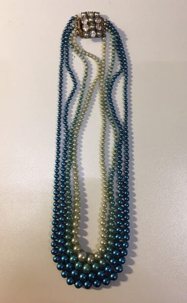 Halsketting, vier snoeren imitatieparels in respectievelijk lichtgroen, metallic groenblauw en…