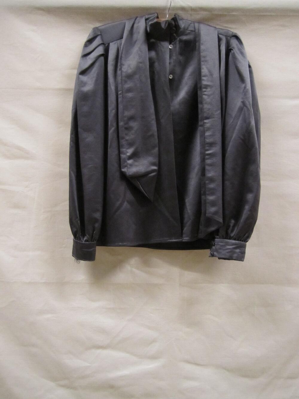 Blouse van donkergrijze zijden satijn, recht model met opstaande kraag met bijbehorende smalle…