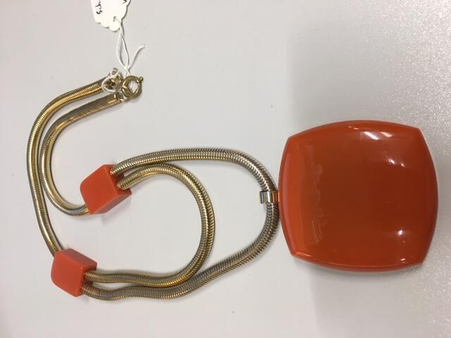Halsketting. Ronde rupsketting van goudkleurige gegolfde metalen schakels met rechthoeken van…