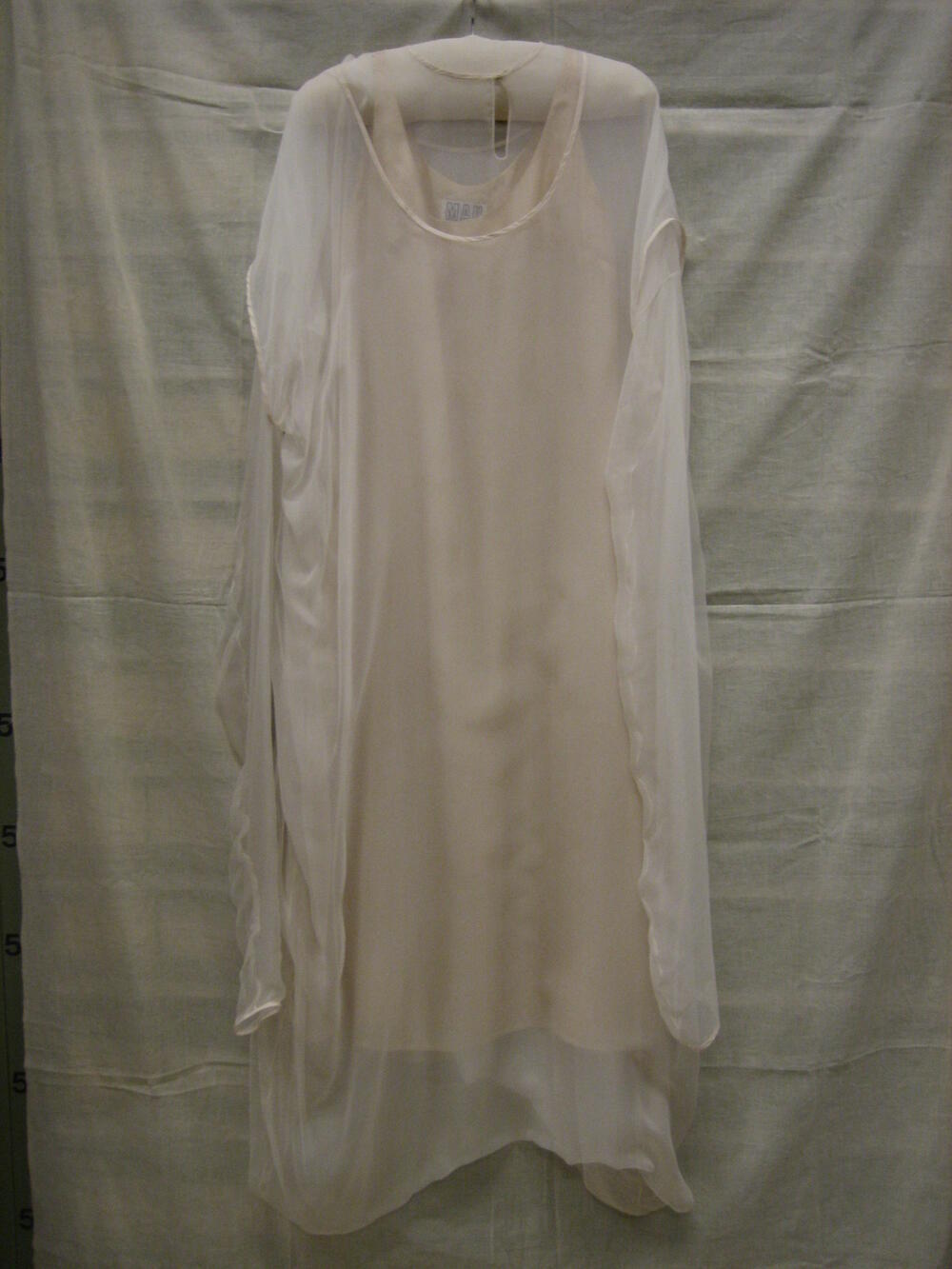 Jurk, zgn."Inside out-dress" met onderjurk van witte zijden mousseline, afgebiesd met zijden taft