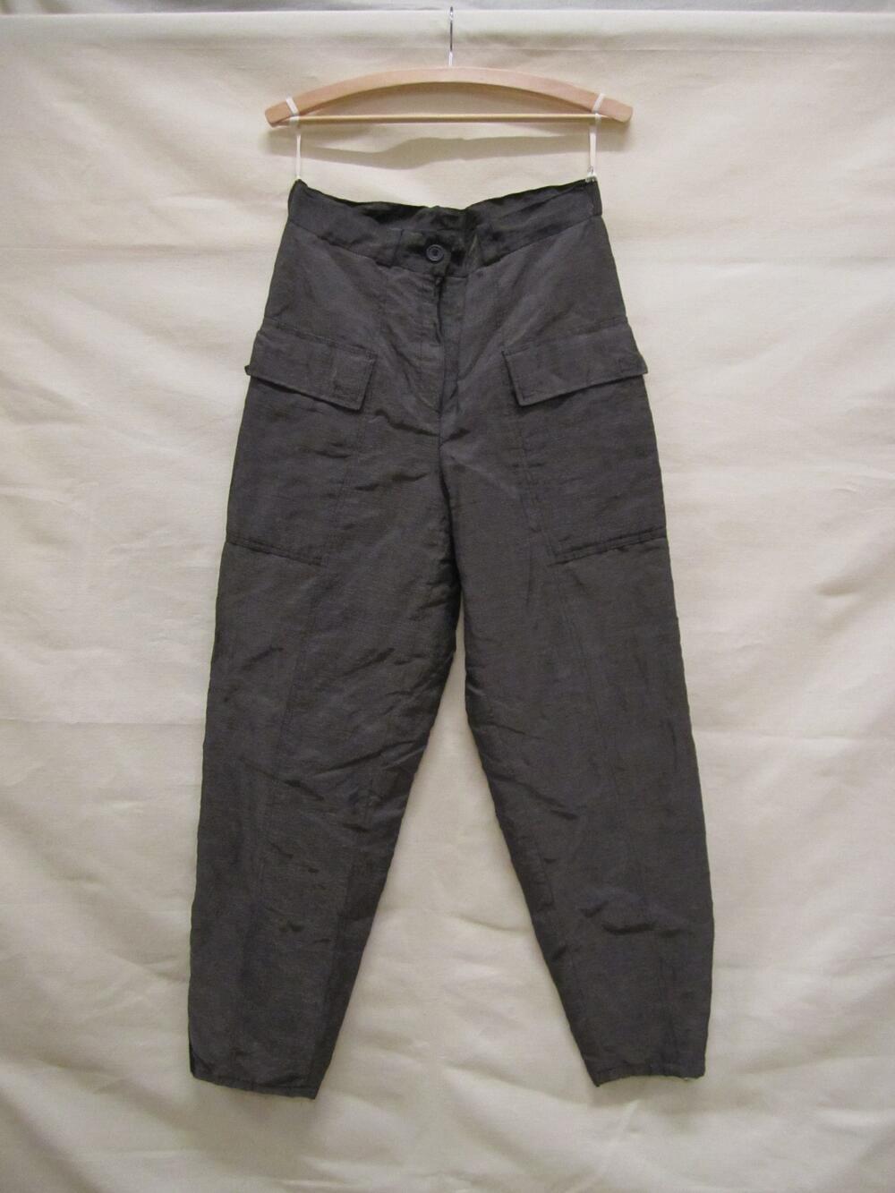 Lange, zilverkleurige broek van metallic stof met smal toelopende pijpen met ritsje