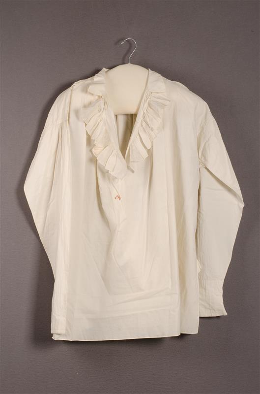 Twee herenhemden met jabot