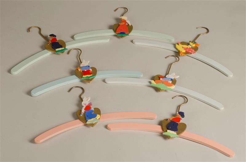 Zeven kinderkleerhangers