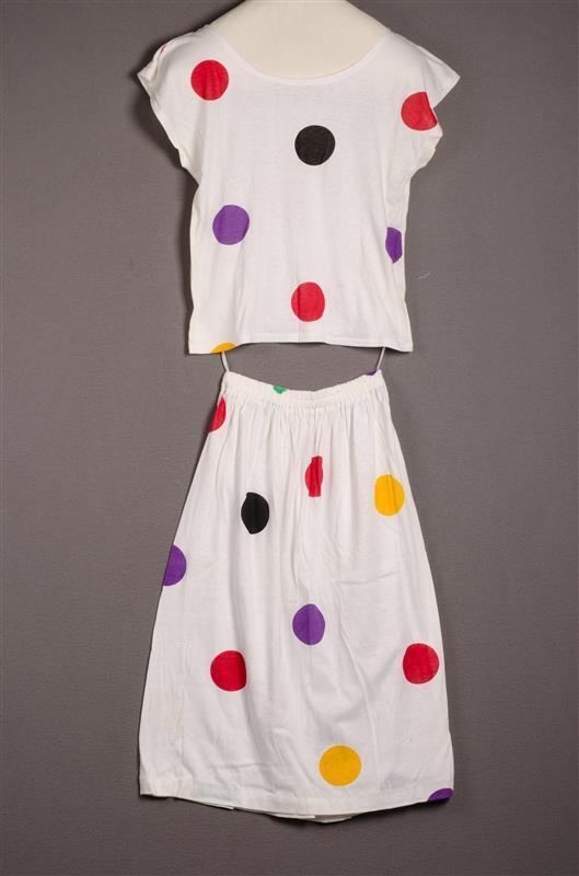 Damesensemble bestaande uit t-shirt en rok