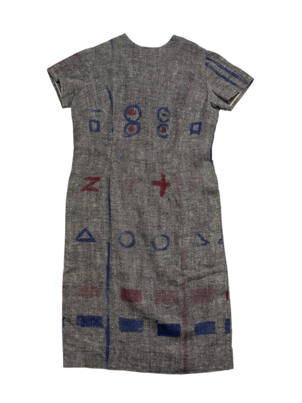 Jurk van zwart/wit gemêleerd linnen, beschilderd met geometrische vormen in de kleuren blauw en rood