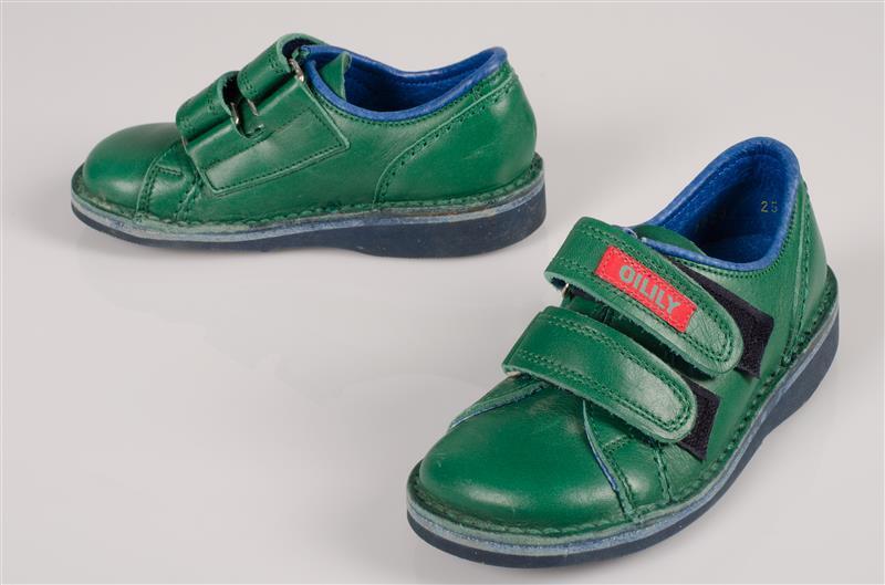 Paar kinderschoenen behorend bij ensemble