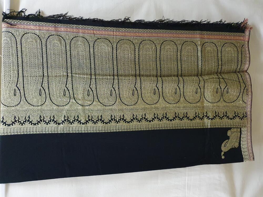 Shawl van zwarte wol met randversiering van zogenaamde kashmir in gele zijde