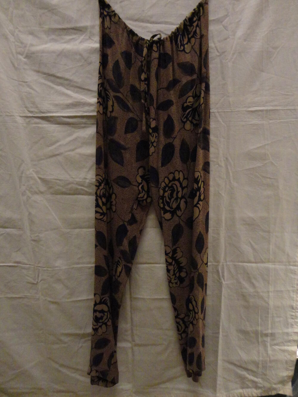 Broek met tunnelceintuur, rayon bedrukt met bloem-en bladprint in zwart, bruin, paars en groen op…