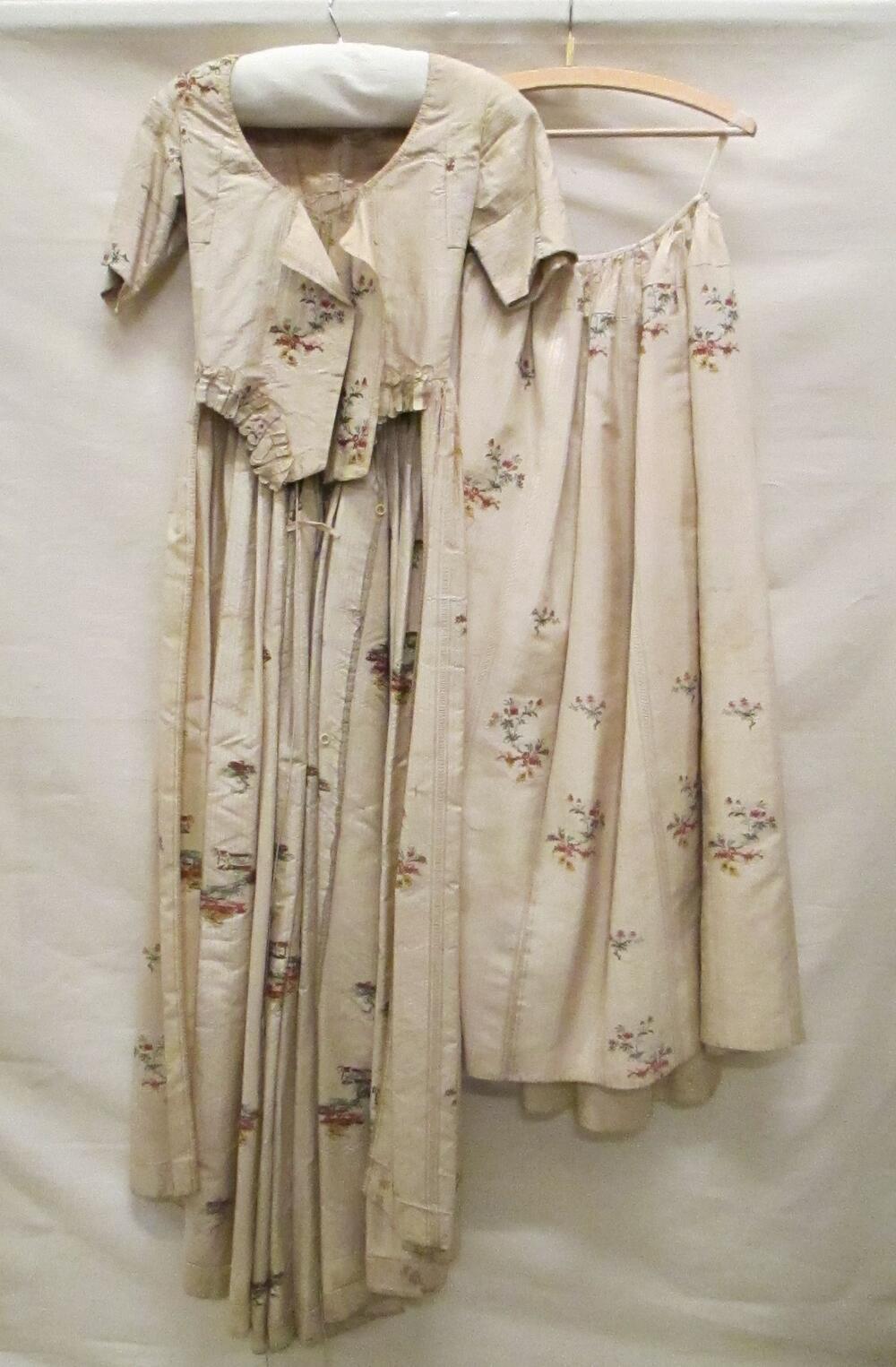 Robe à l'anglaise, bestaande uit overkleed en rok van crèmekleurige zijde met ingeweven strepen en…