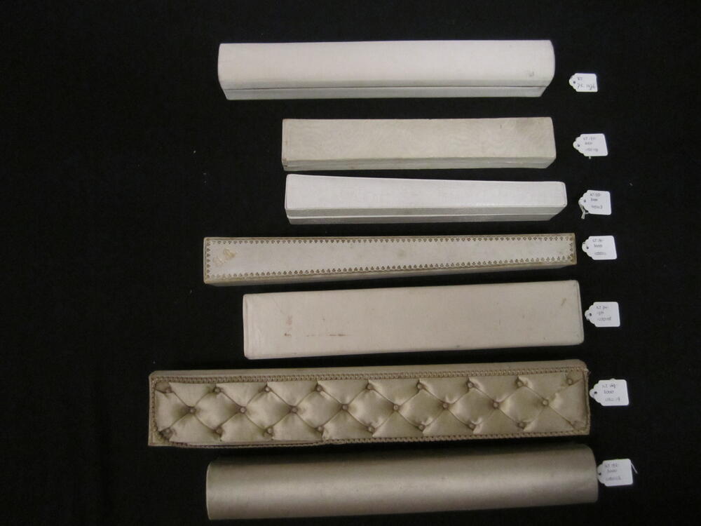 Waaierdoos van karton, bekleed met beige zijde