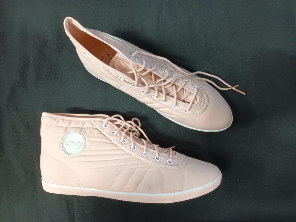 Een paar vrouwensportschoenen