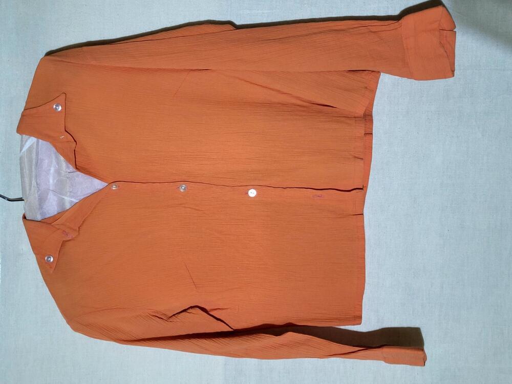 Blouse van oranje 'boomschorskatoen'