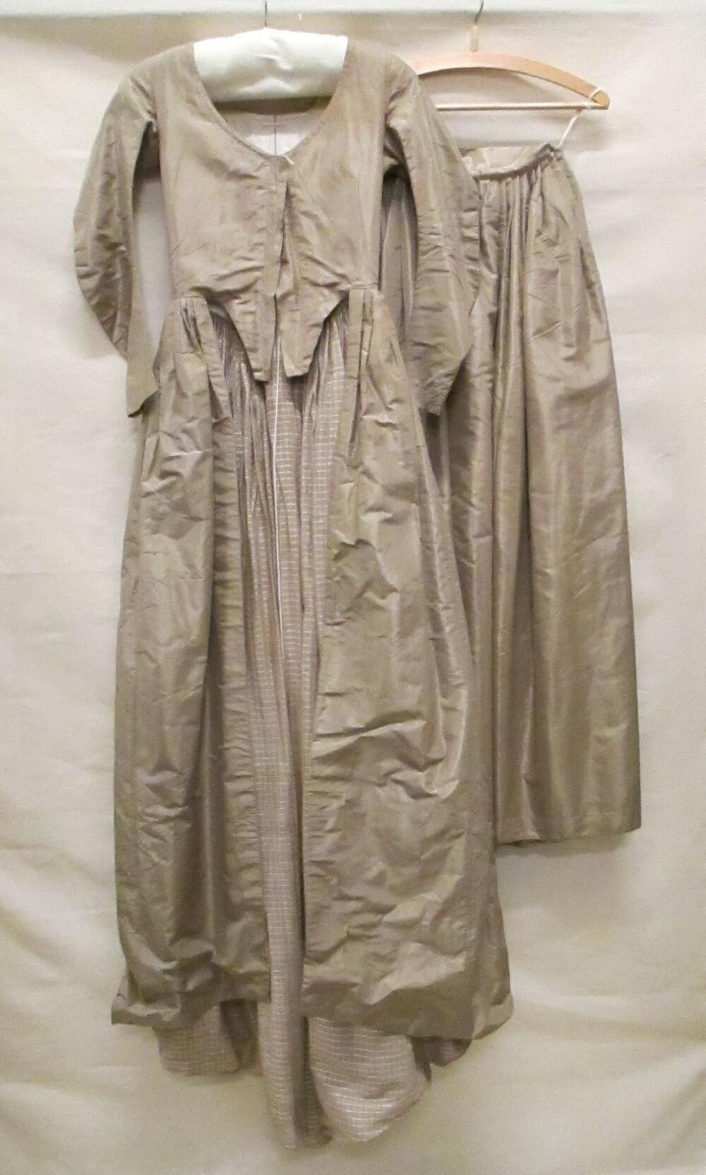 Robe à l'anglaise, bestaande uit overkleed en rok, van zandkleurige zijde