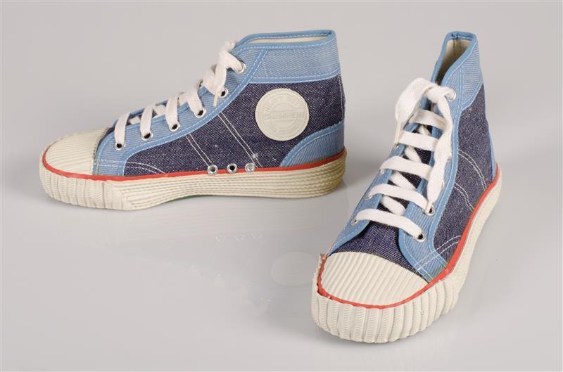 Paar kinderbasketbalschoenen