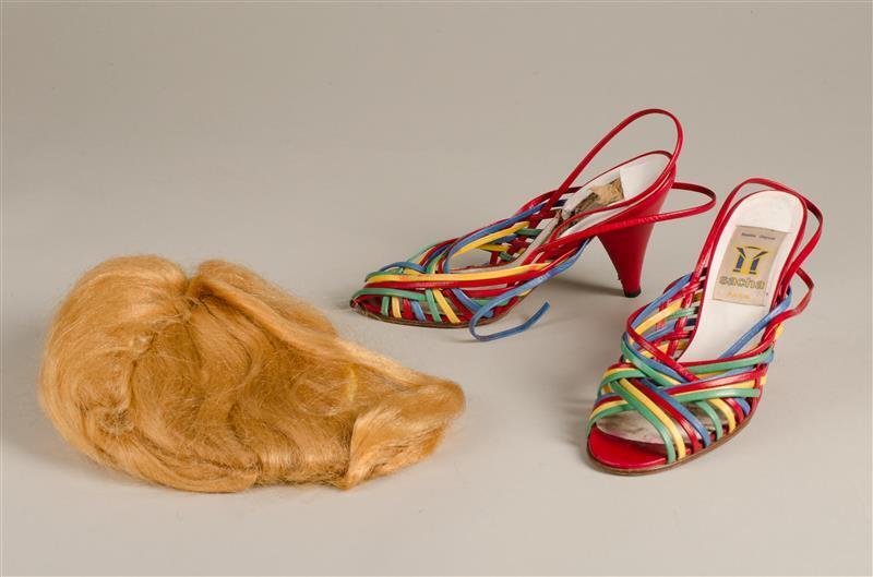 Paar damesschoenen en blonde pruik behorend bij ensemble
