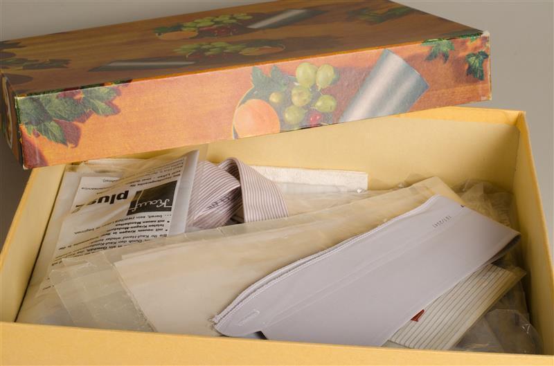 Doos met diverse overhemdboorden en lapjes