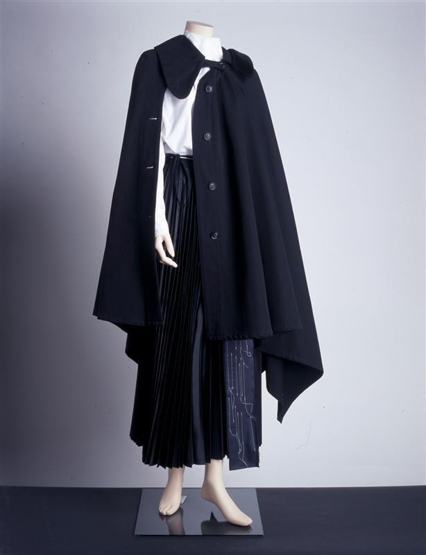 Damesensemble bestaande uit blouse, rok en cape