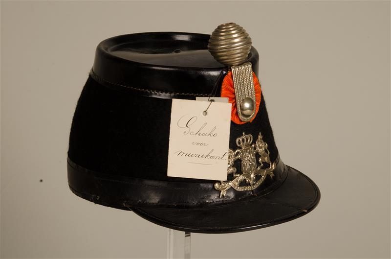 Herenpet (sjako) behorend bij uniform van een muzikant van de Utrechtse Schutterij