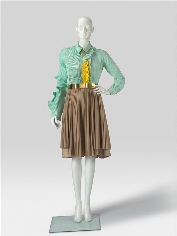 Groene blouse met beige plissé rok