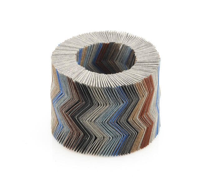 Armband van gevouwen stroken papier