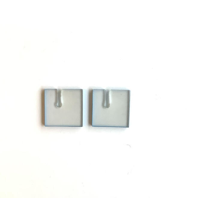 Broche vierkant met uitsnijding