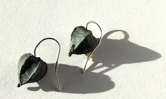 Oorhanger met lampionnetje van keramiek