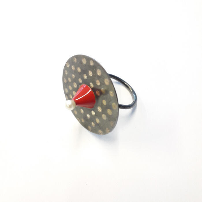 Ring van zilver met schijf en rood kegeltje
