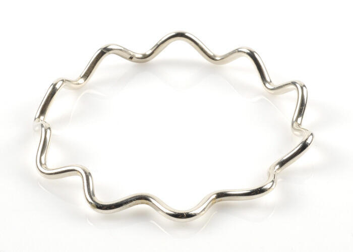 Armband van zig-zag draad