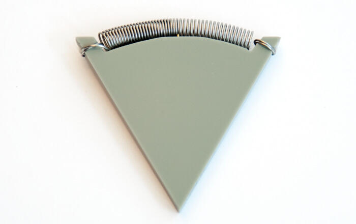 Broche driehoek in grijs