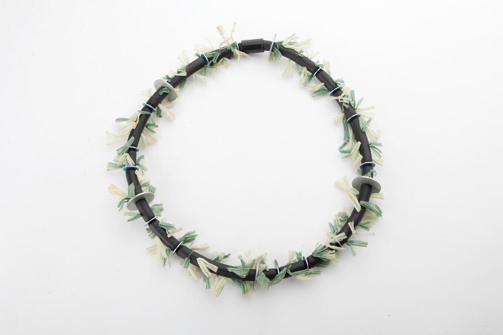 Raffia ketting