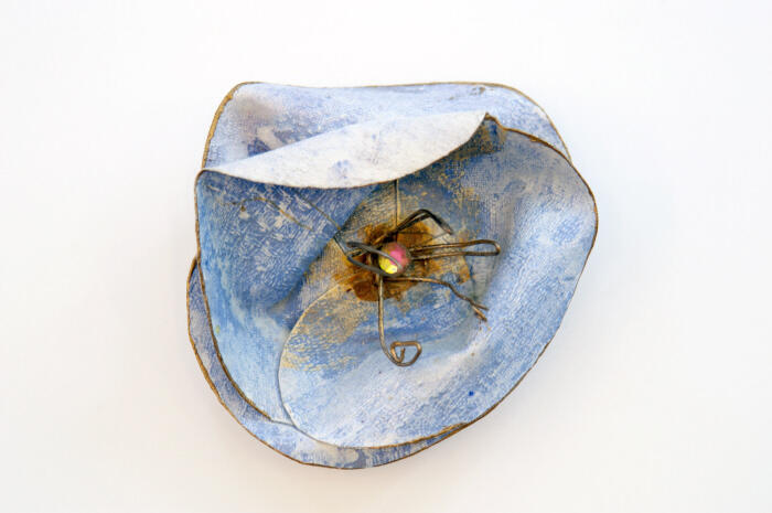 Broche van blauwe bloem