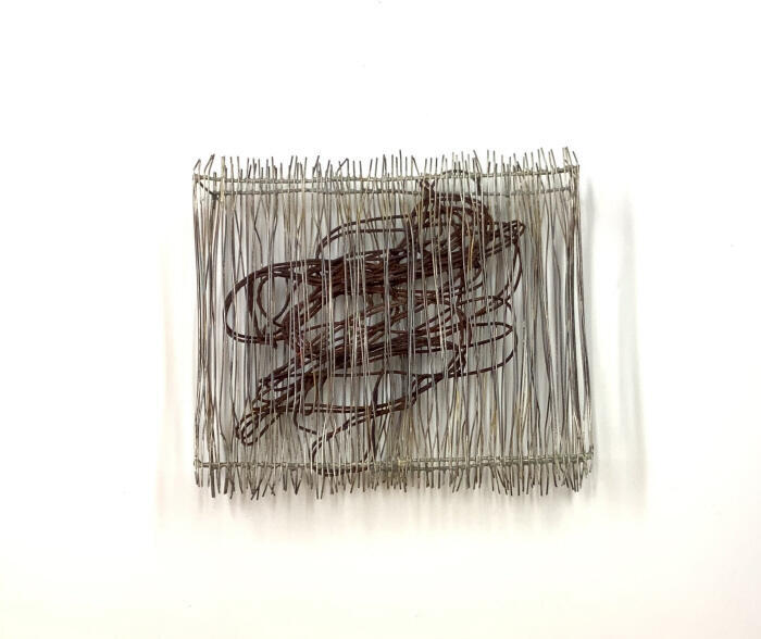 Broche twee vierkanten en roestig draad 
