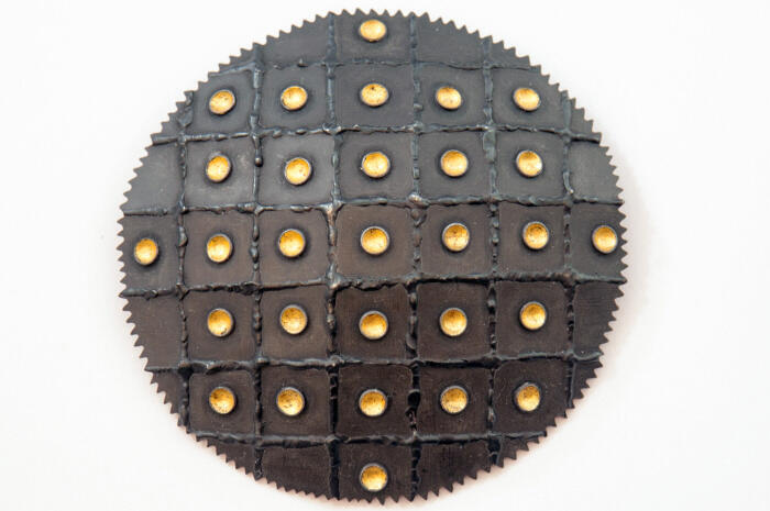 Broche met vakjes en gouden stippen