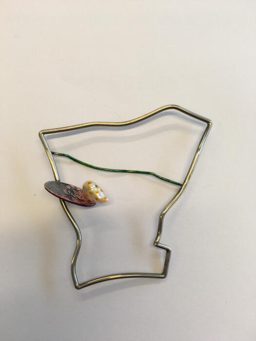 Broche in grillige vorm 