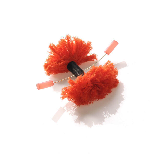 Broche met omwonden streng draad en speld