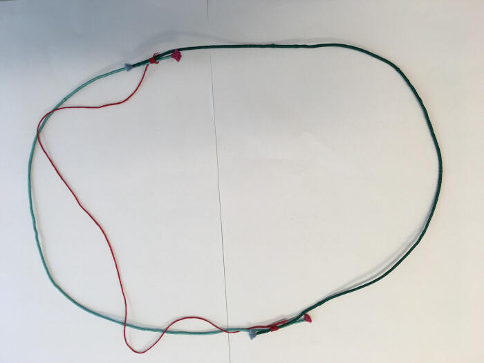 Ketting van dun staaldraad omwikkeld met borduurgaren