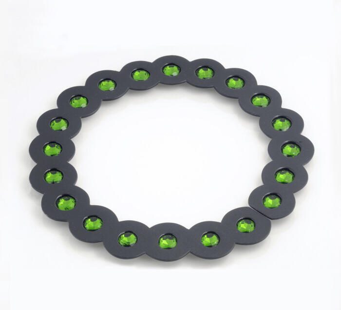 Halssierraad van PVC met groene stenen