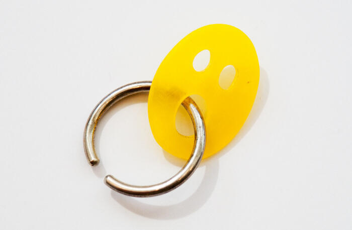 Oorring met gele 'smiley'