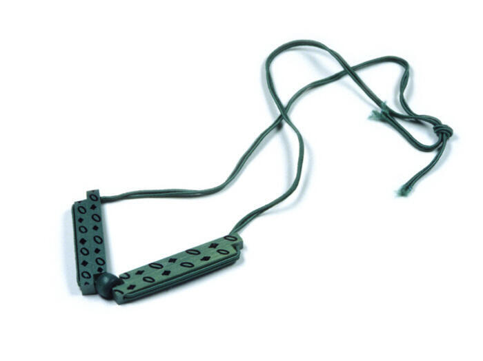 Hanger met zwarte vormen