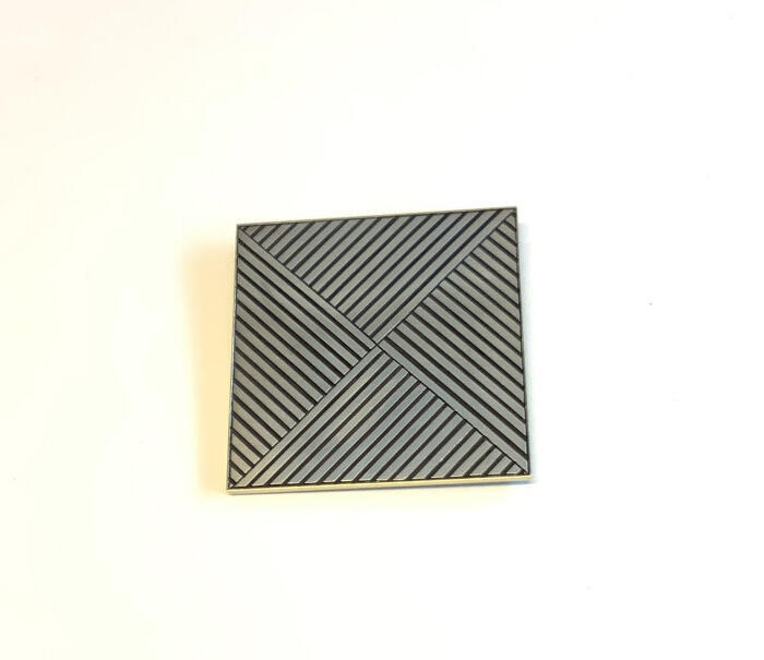 Broche vierkant met lijnen