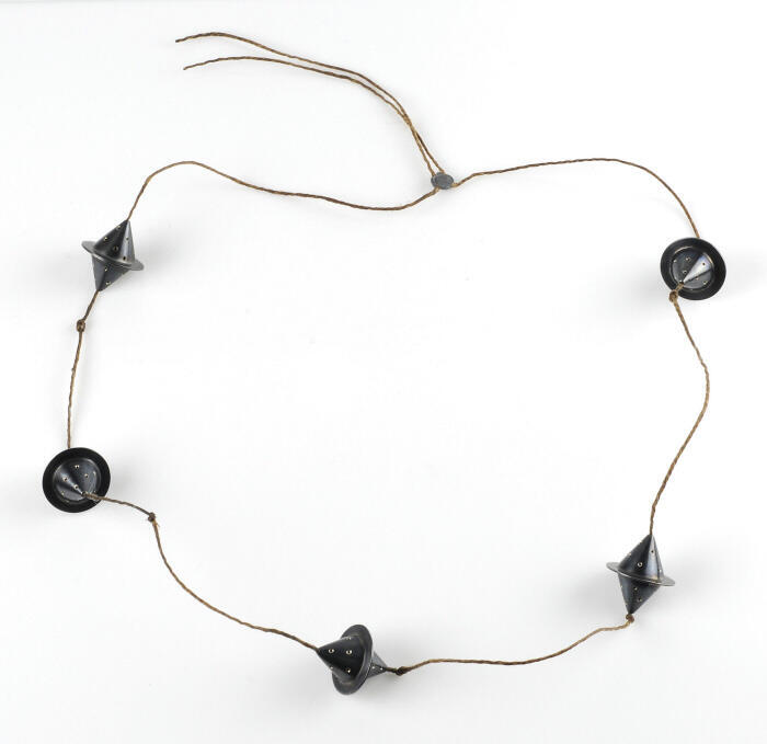 Ketting met vijf konische elementen 