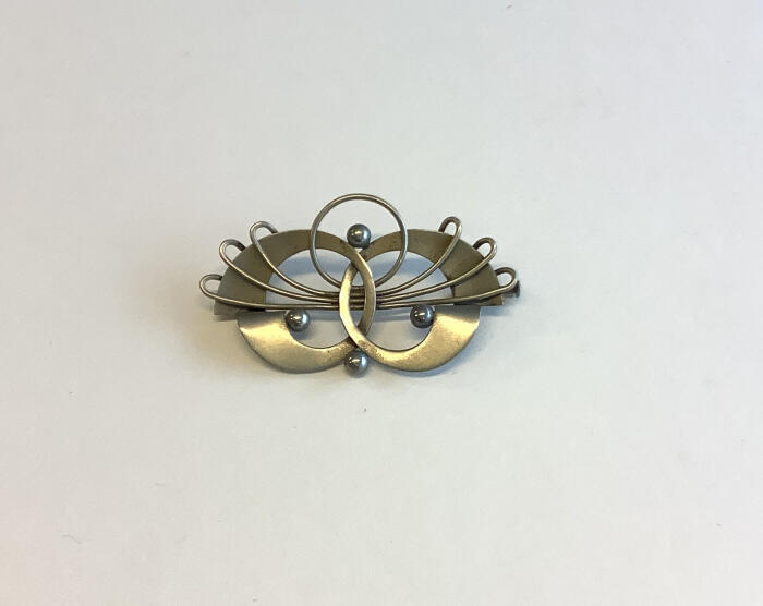 Broche met ronde vormen en draadfiguur
