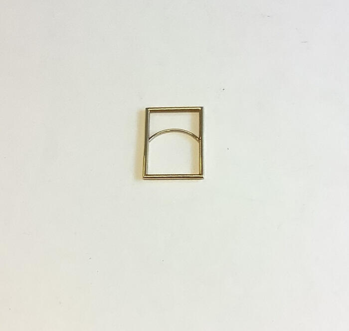 Ring met één gebogen draad