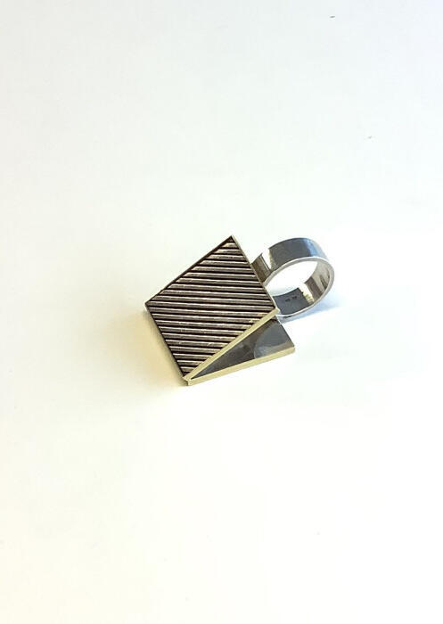 Ring met twee vierkanten in dakvorm